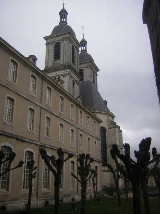 Blick von der Mosel auf die Abtei Hotel Residence de l'Abbaye des Premontres