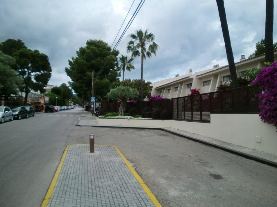 Strasse vor dem Hotel Iberostar Waves Pinos Park
