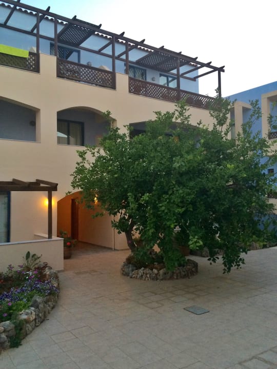 Innenhof Aparthotel Eleni Beach