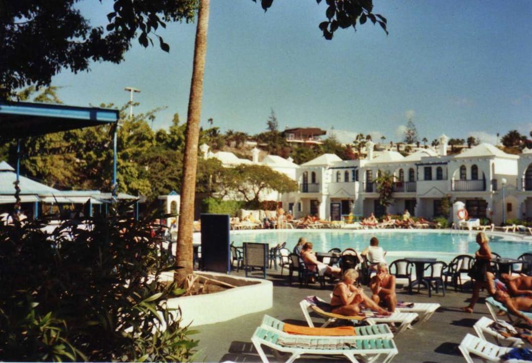 Ausblick zum Pool, Poolbar und Bühne Hotel Bungalows Duna Flor
