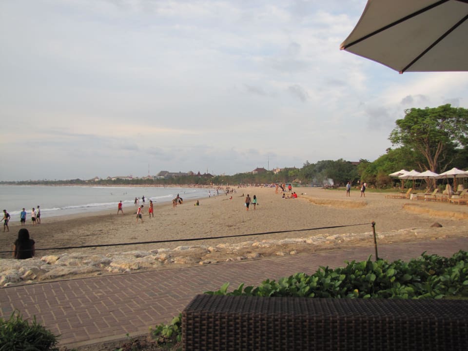 Der Strand Blickrichtung Kuta Stadt Bali Garden Beach Resort