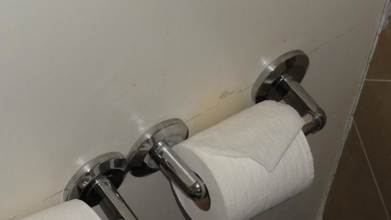 Im Badezimmer sind Alter und Verschleiß sichtbar Sandals Royal Bahamian