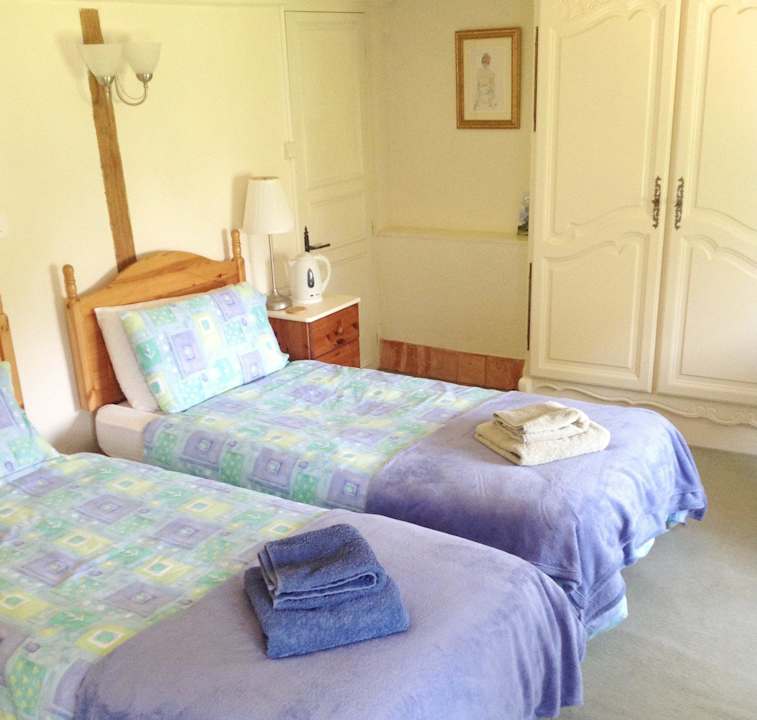 Bedroom 3 (twin with bath/shower) B&B Manoir de la Pigeonnerie