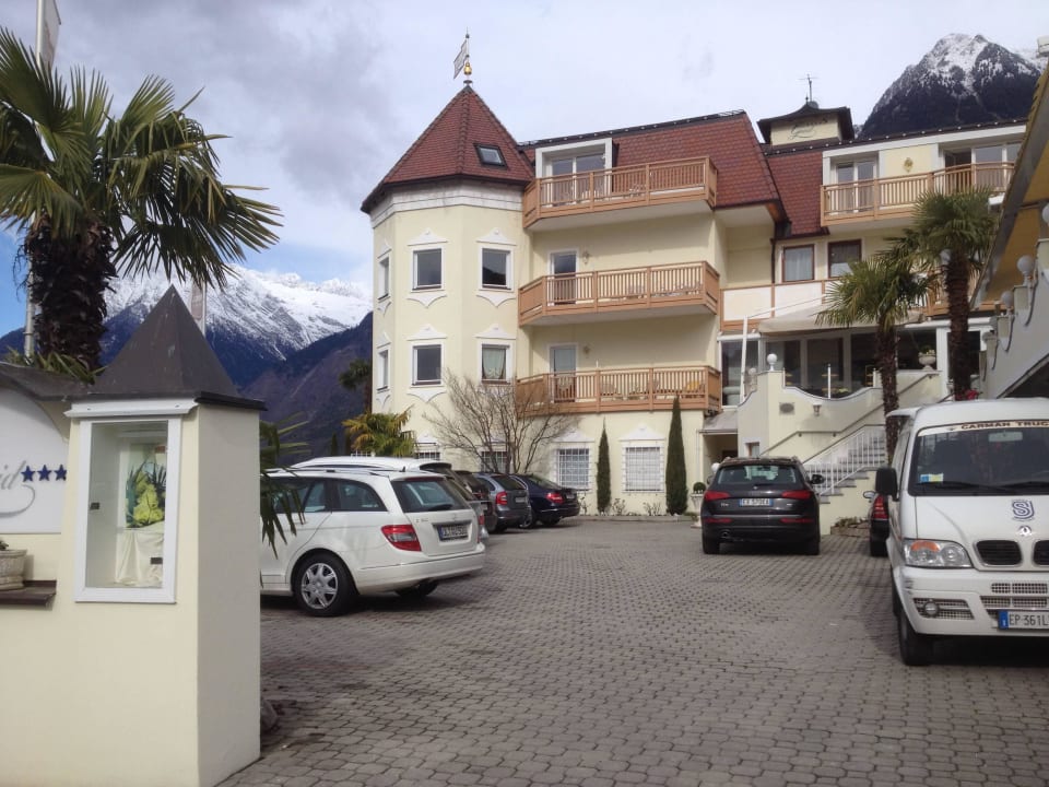 Einfahrt zum Hotel mit Parkplatz Small & Beautiful Hotel Gnaid