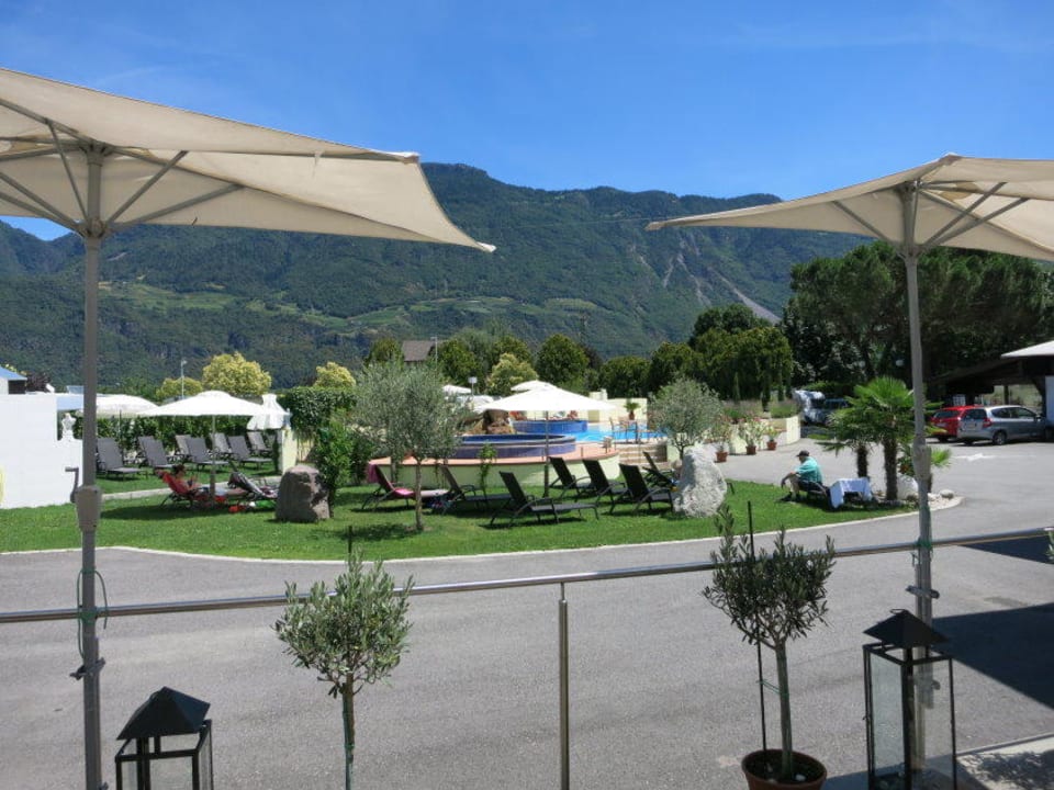 Kleine Sitzterrasse, Blick zum Pool Schlosshof Charme Style Hotel Resort