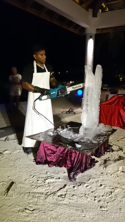 Thari Bar - Eisskulptur Schwan NH Collection Maldives Havodda Resort