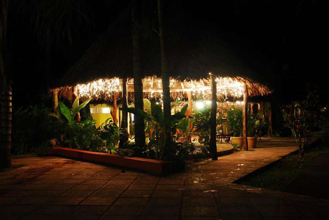 Bar bei Nacht Hotel Suerre Caribbean Beach