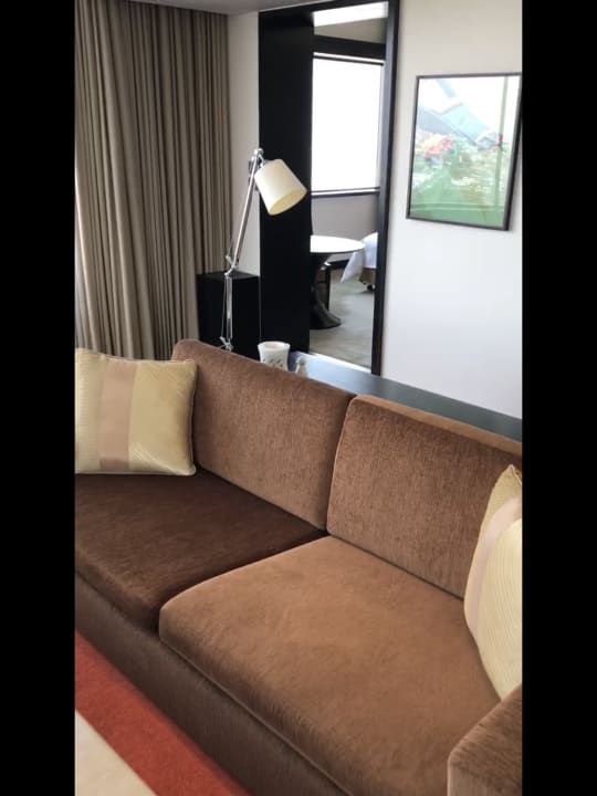 Couch mit Blick aufs Schlafzimmer. Millennium Hilton Bangkok