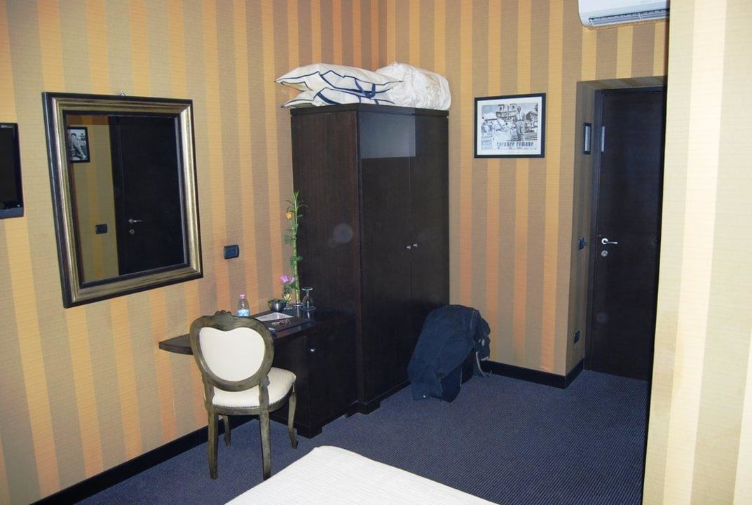 Schrank und Schreibtisch Hotel Roman Holidays