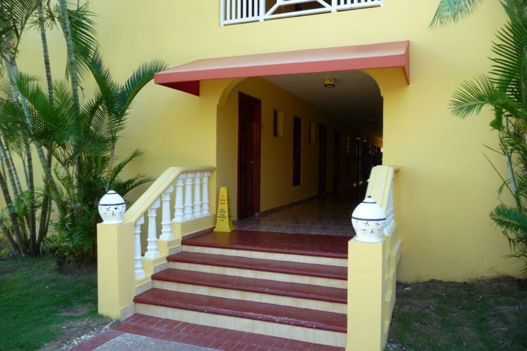 Eingang zum Gebäude Lifestyle Tropical Beach Resort & Spa