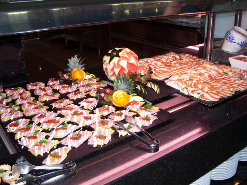 Appetitlich angerichtetes Büffet Iberostar Waves Playa de Muro