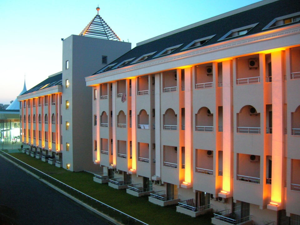 Unser Hoteltrakt am frühen Abend Calimera Hane Garden