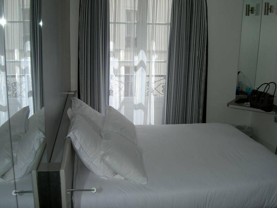 Bett im Hotelzimmer Hôtel du Cadran