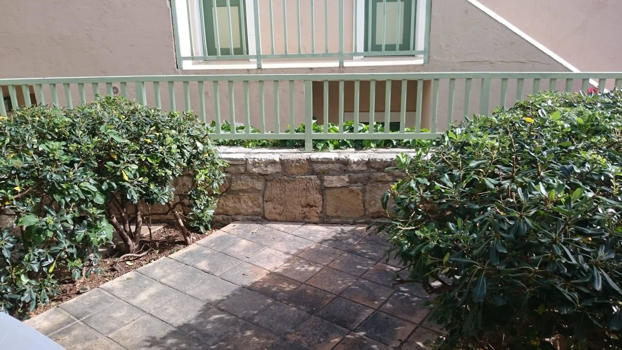 Terrasse mit Blick in die Gartenanlage Silva Beach Hotel