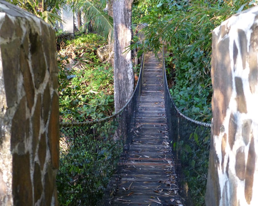 Hängebrücke hoch zum Aussichtspunkt Tango Mar Beach Resort