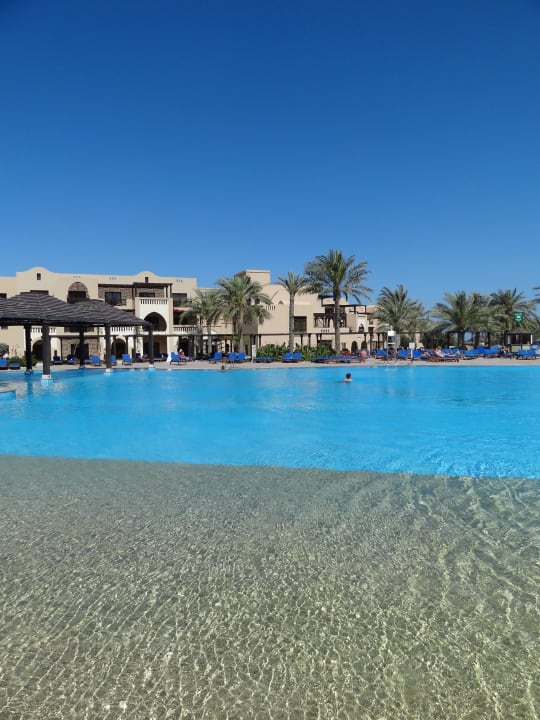 Sanfter Einstieg in den Pool Miramar Al Aqah Beach Resort