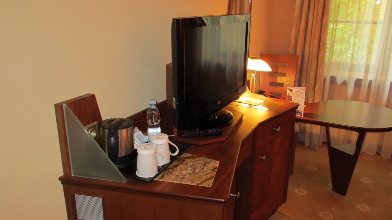 Flachbild-TV, Wasserkocher, zwei Tassen, Tee, ... Lindner Hotel Prague Castle, part of JdV by Hyatt