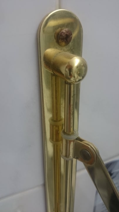 Schrauben mit Rost im Bad Seehotel Adler