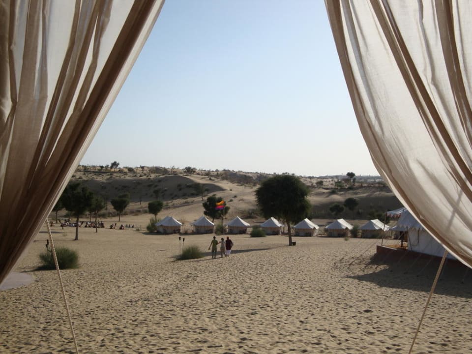 Blick vom Zelt Nr. 7 in die Runde Manvar Desert Resort & Camp