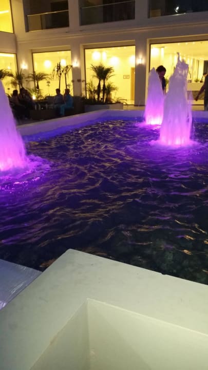 Bei Nacht Asterias Beach Resort