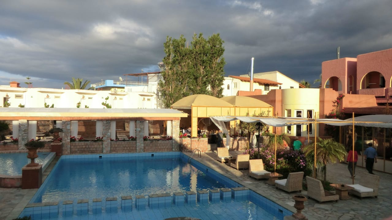 Poolanlage vor Haupthaus Orpheas Resort - Adults Only