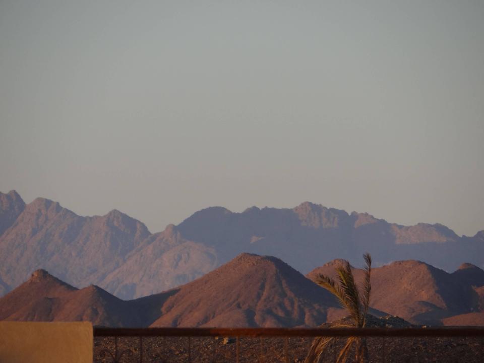 Berge hinter dem Hotel Pensée Royal Garden Beach Resort