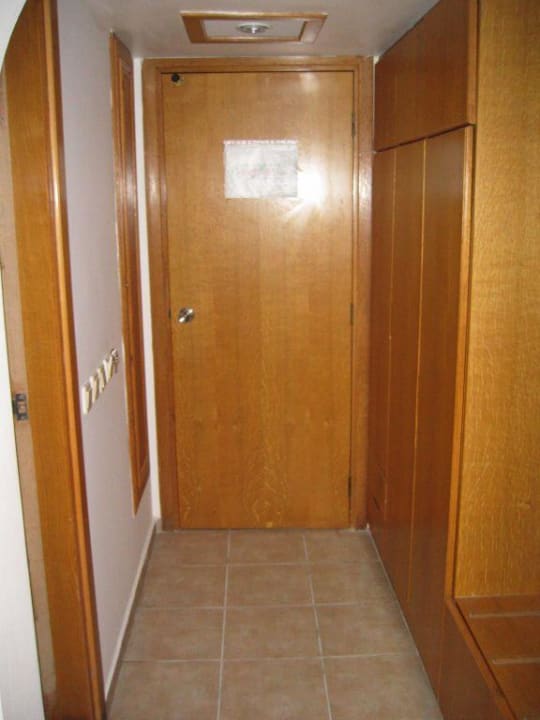 Eingang und Schrank Kleopatra Celine Hotel