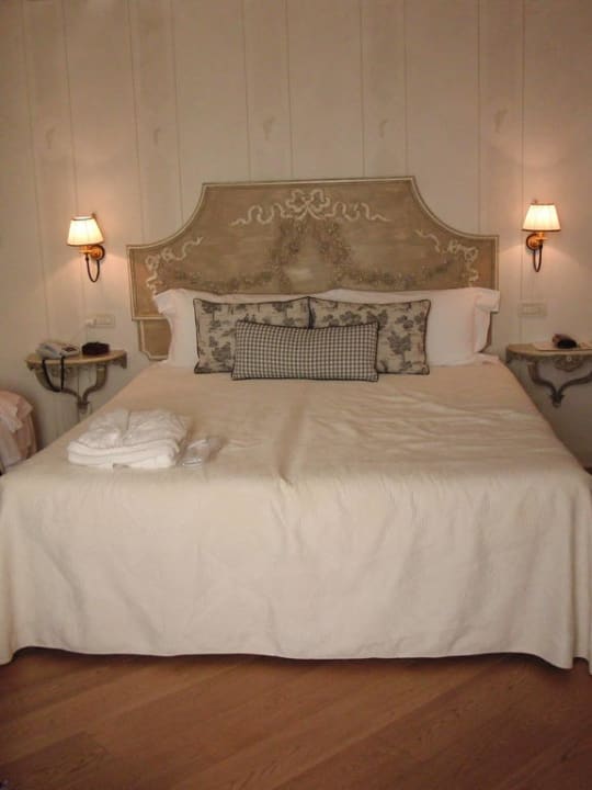 Bett in der Junior Suite Chervò Golf Hotel Spa & Resort San Vigilio