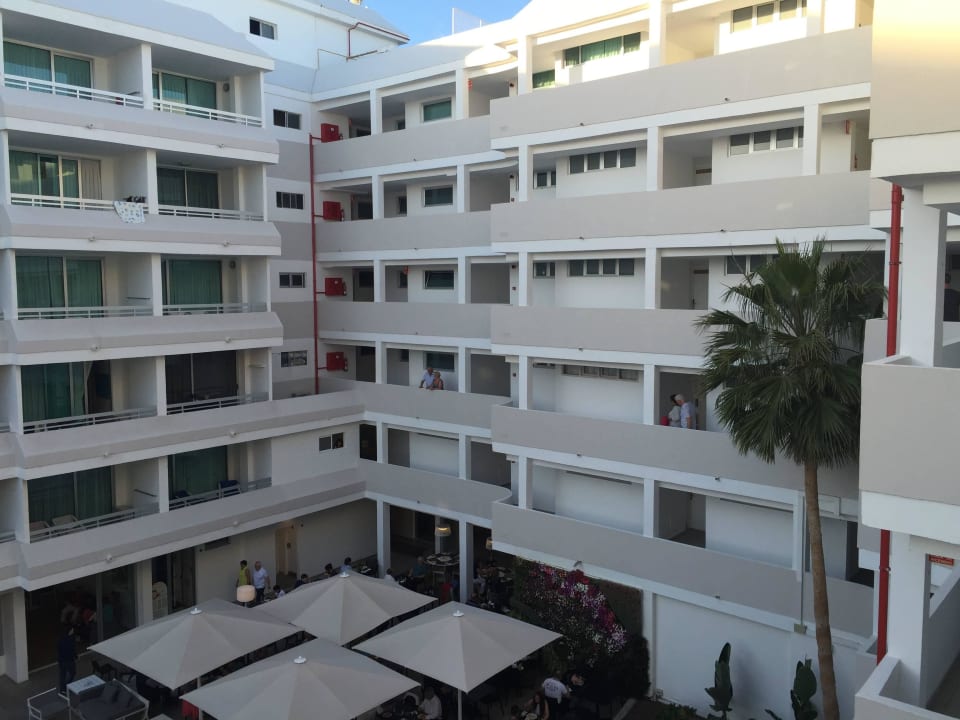 Innenhof alltoura Club Hotel Akeah Broncemar