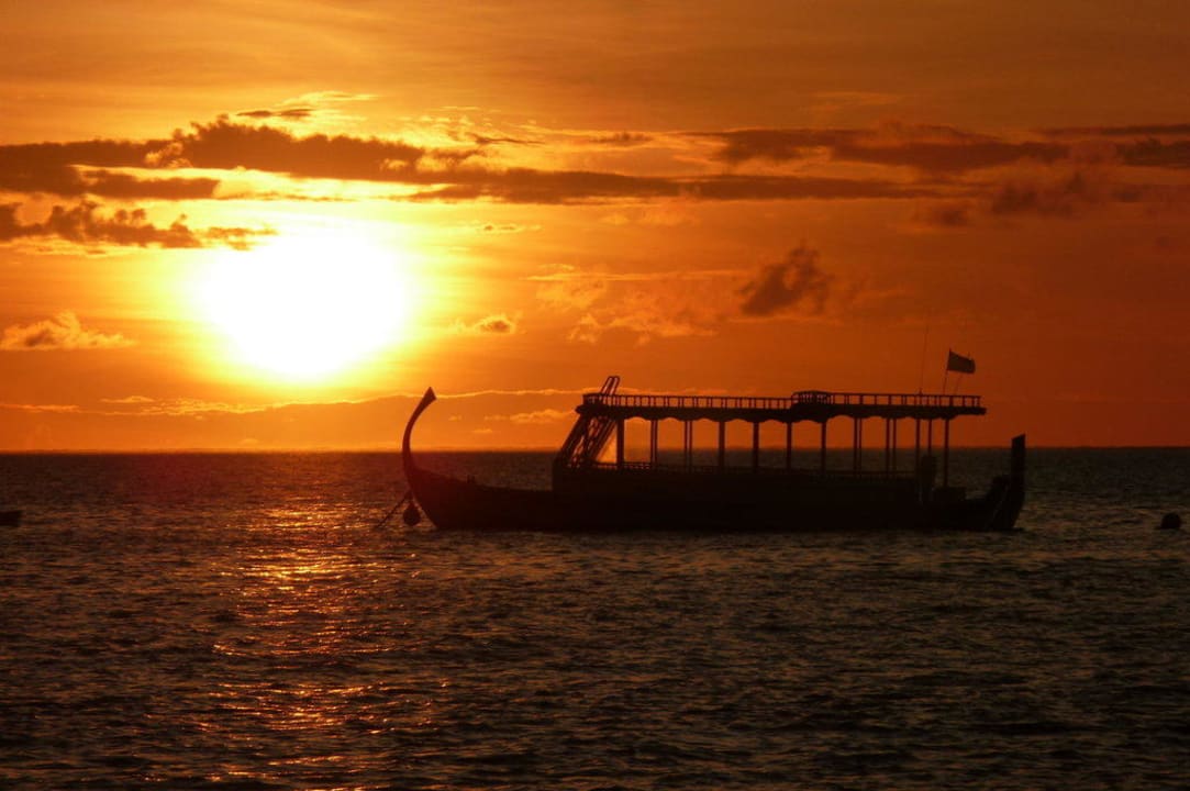 Dhoni im Sonnenuntergang Diamonds Thudufushi