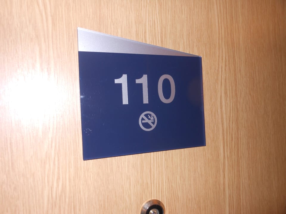 Zimmer 110 - Beschriftung Holiday Inn Express Frankfurt - Airport