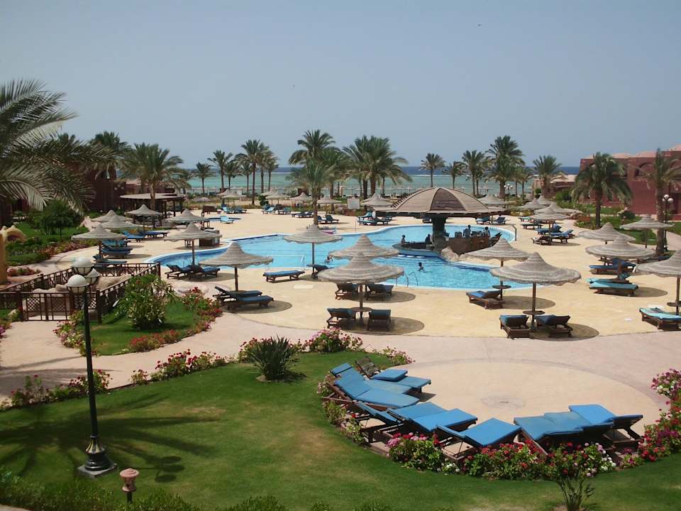 Náš výhled z balkónu Swisstouch Oriental Resort Marsa Alam