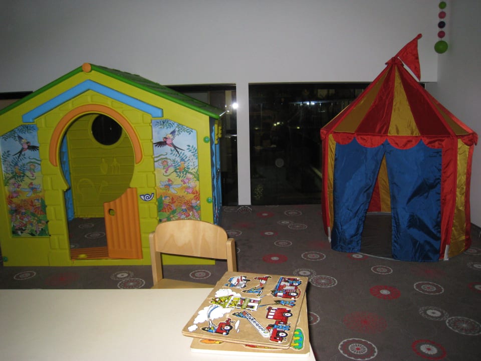 Spielzimmer All In Red Thermenhotel