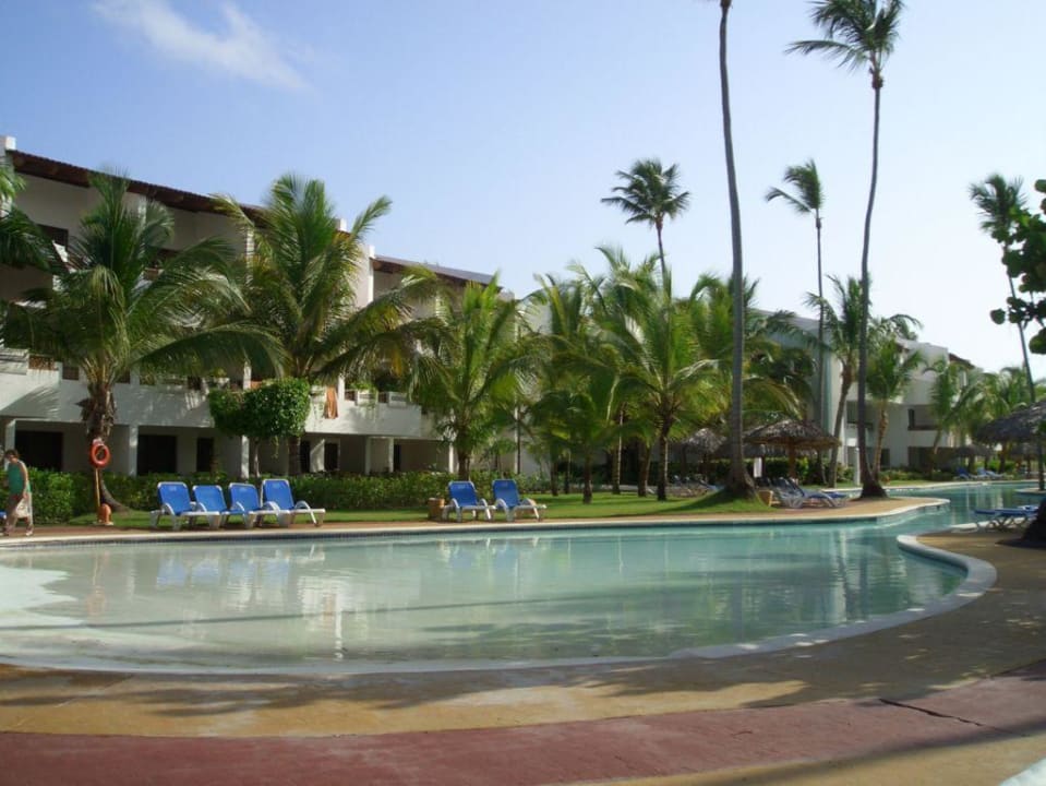 Swimmingpool neben Haupthaus Occidental Punta Cana
