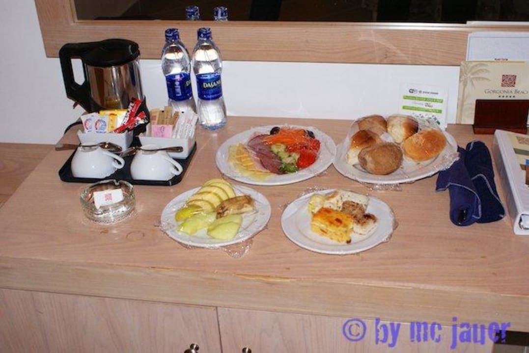 Bei Anreise in der Nacht wurde ein kleines Buffet Hotel Gorgonia Beach Resort