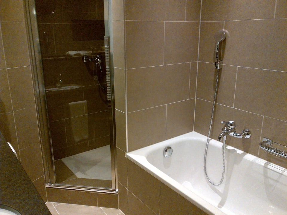 Dusche und Badewanne Hotel Morosani Schweizerhof
