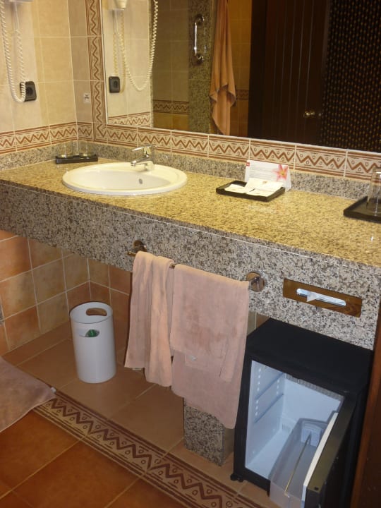 Großer Waschtisch mit Kühlschrank Hotel Riu Touareg