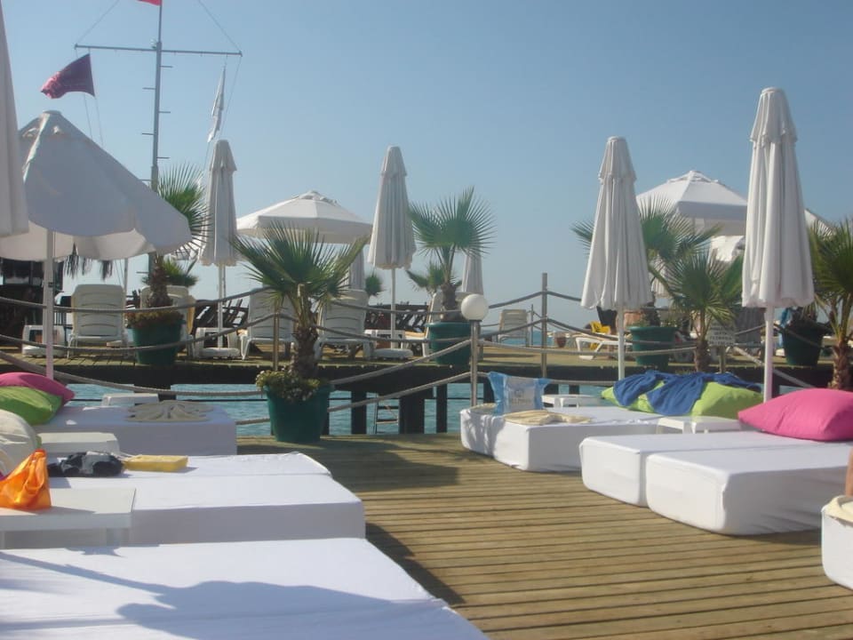Lounge-Liegen am Steg Hotel Delphin Diva