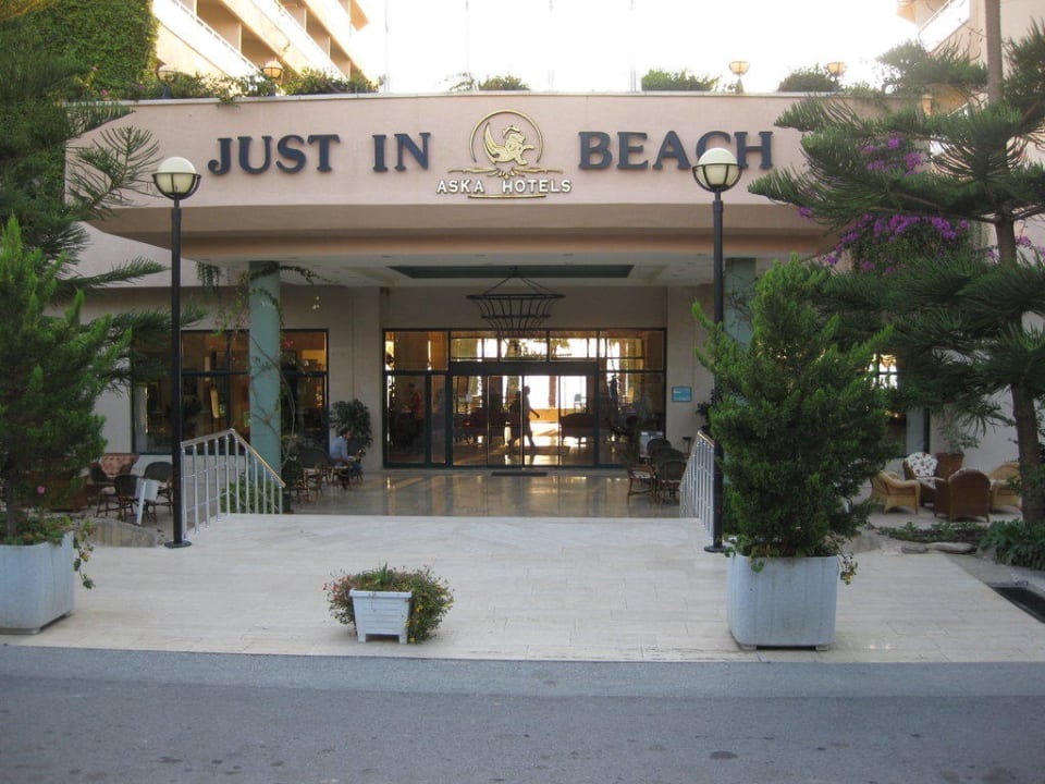 Eingang Aska Hotel Just in Beach