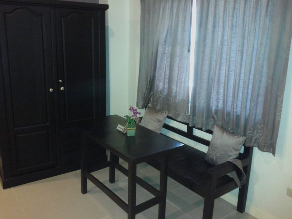 Обеденный столик и скамья Apartments Ploen Pattaya Residence