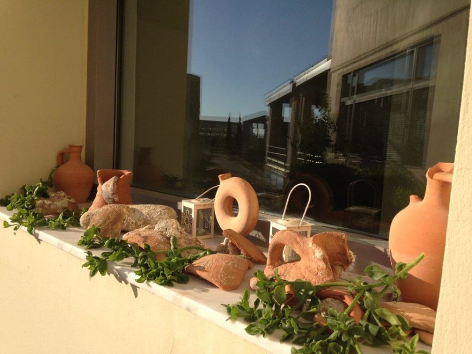 Dekorierte Fensterbank am Eingang zum Speisesaal SENTIDO Port Royal Villas & Spa