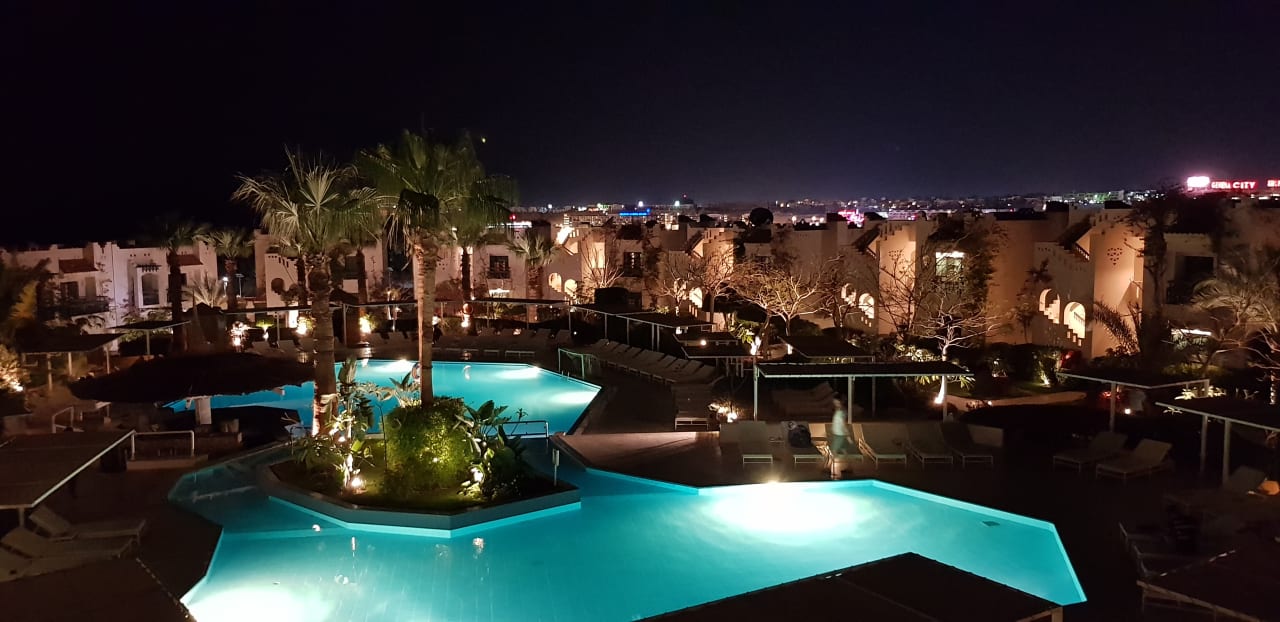 Der Blick vom Zimmer auf die Anlage bis zum Strand  JAZ Neo Naama Bay