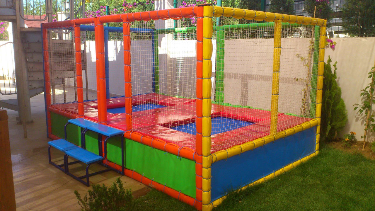 Trampolin unter den Rutschen Adalya Ocean Deluxe