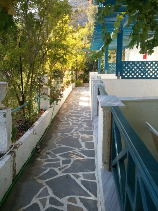 Weg vor dem Appartment Hotel Blue Horizon