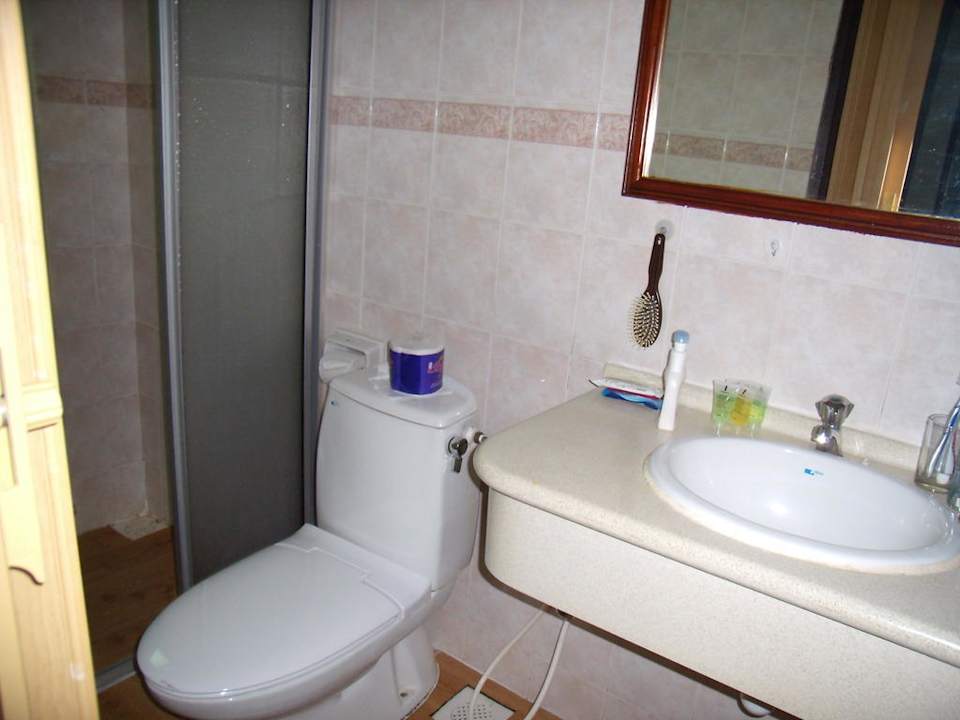 Das Bad - eine etwas größere Naßzelle Hotel The Lanai Beach Resort