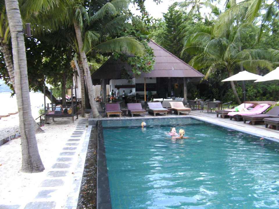 Blick vom Pool zum Restaurant Le Paradis Boutique Resort & Spa