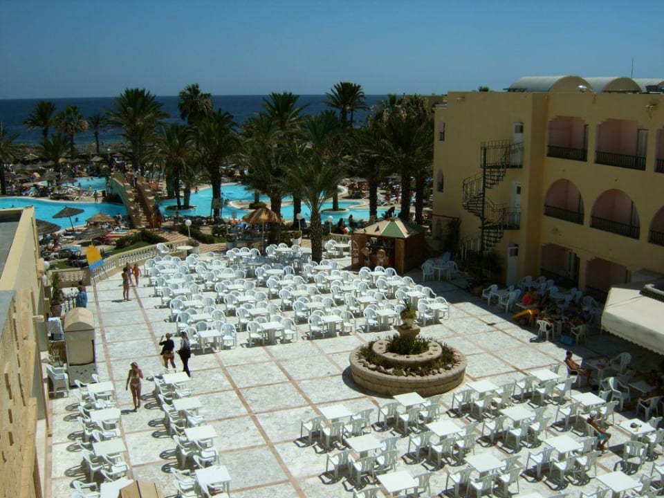 Ein Blick aus dem Fenster in Richtung Innenanlage Houda Golf & Beach Club