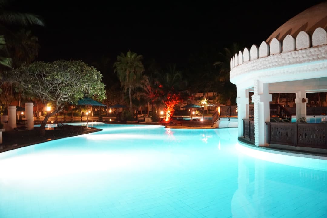 Pool bei Nacht Hotel Southern Palms Beach Resort