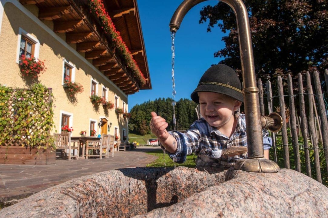 Brunnen mit unserem kleinsten. Bauernhof Kinderparadies Bachbauer