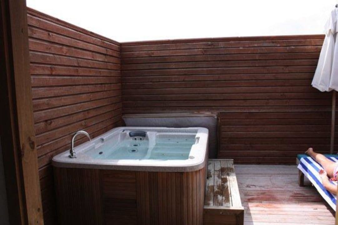 Jacuzzi auf der Terrasse Meeru Maldives Resort Island
